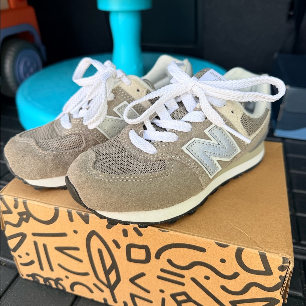 EUC New Balance Kids Gray Suede Size 11 Wide Width
